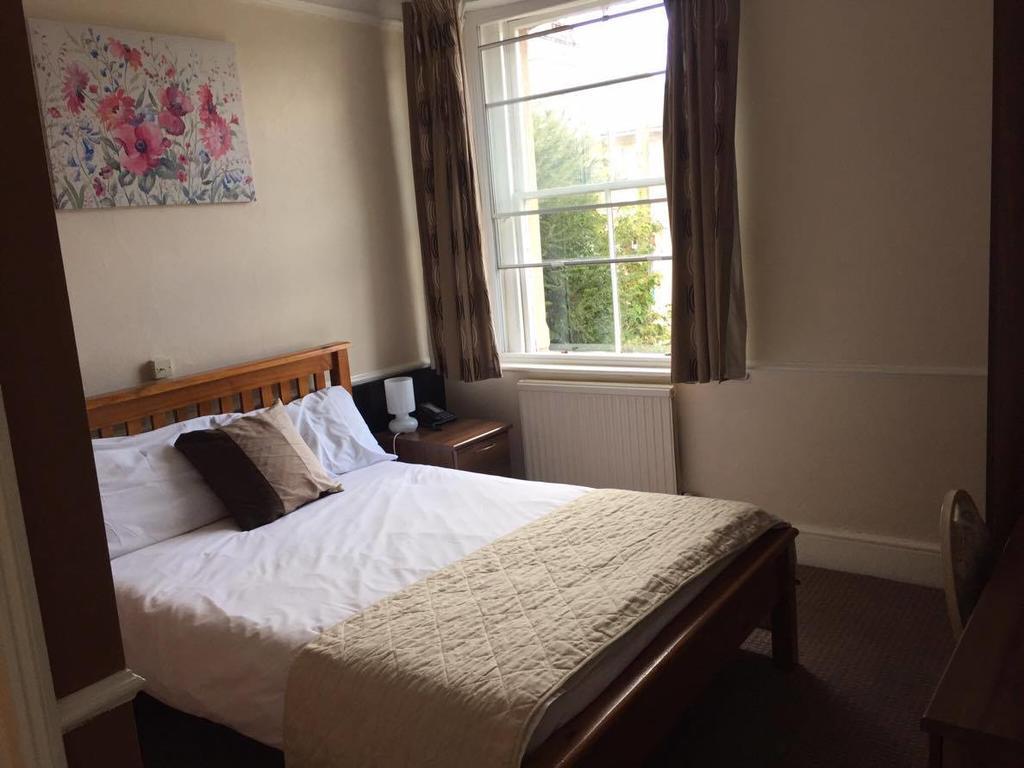 The Pines Guest Accommodation Chippenham  Esterno foto