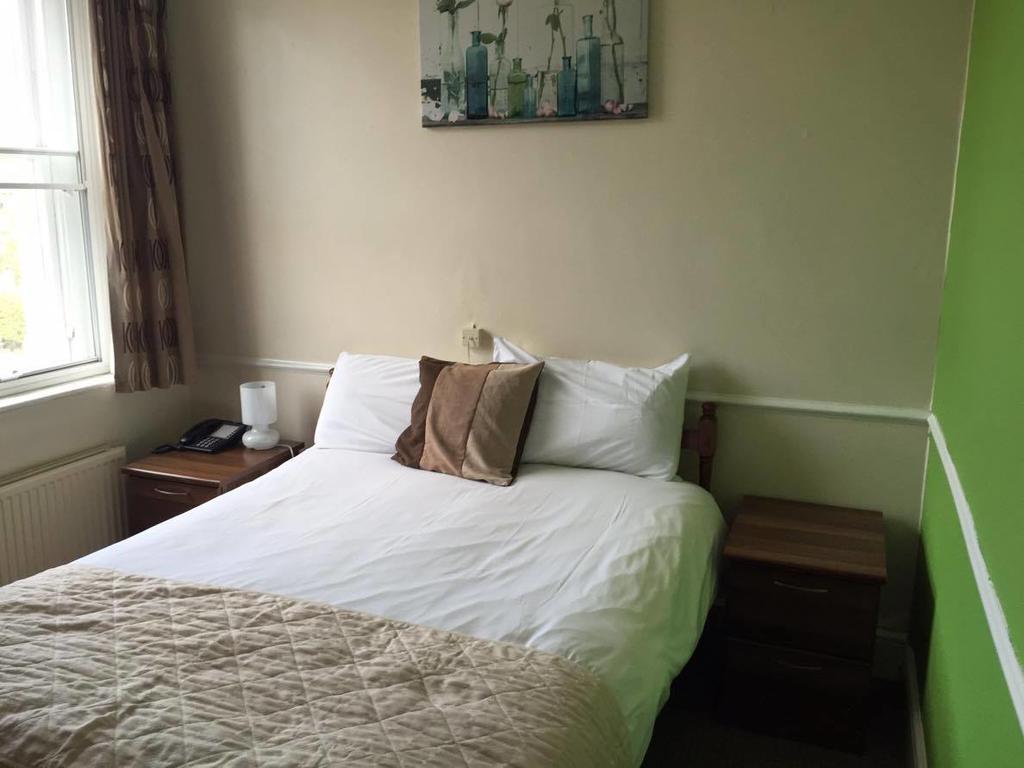 The Pines Guest Accommodation Chippenham  Esterno foto