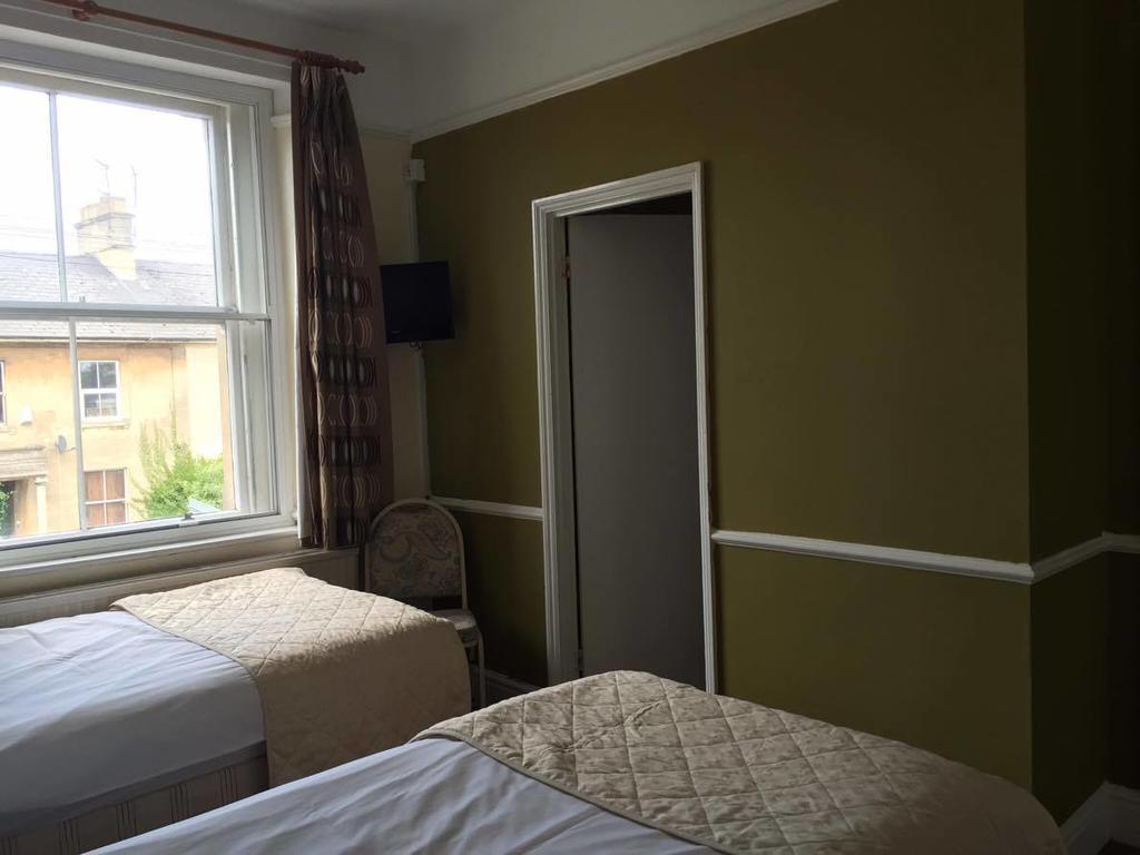 The Pines Guest Accommodation Chippenham  Esterno foto