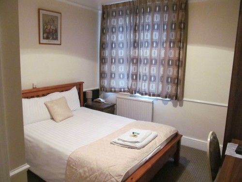 The Pines Guest Accommodation Chippenham  Esterno foto